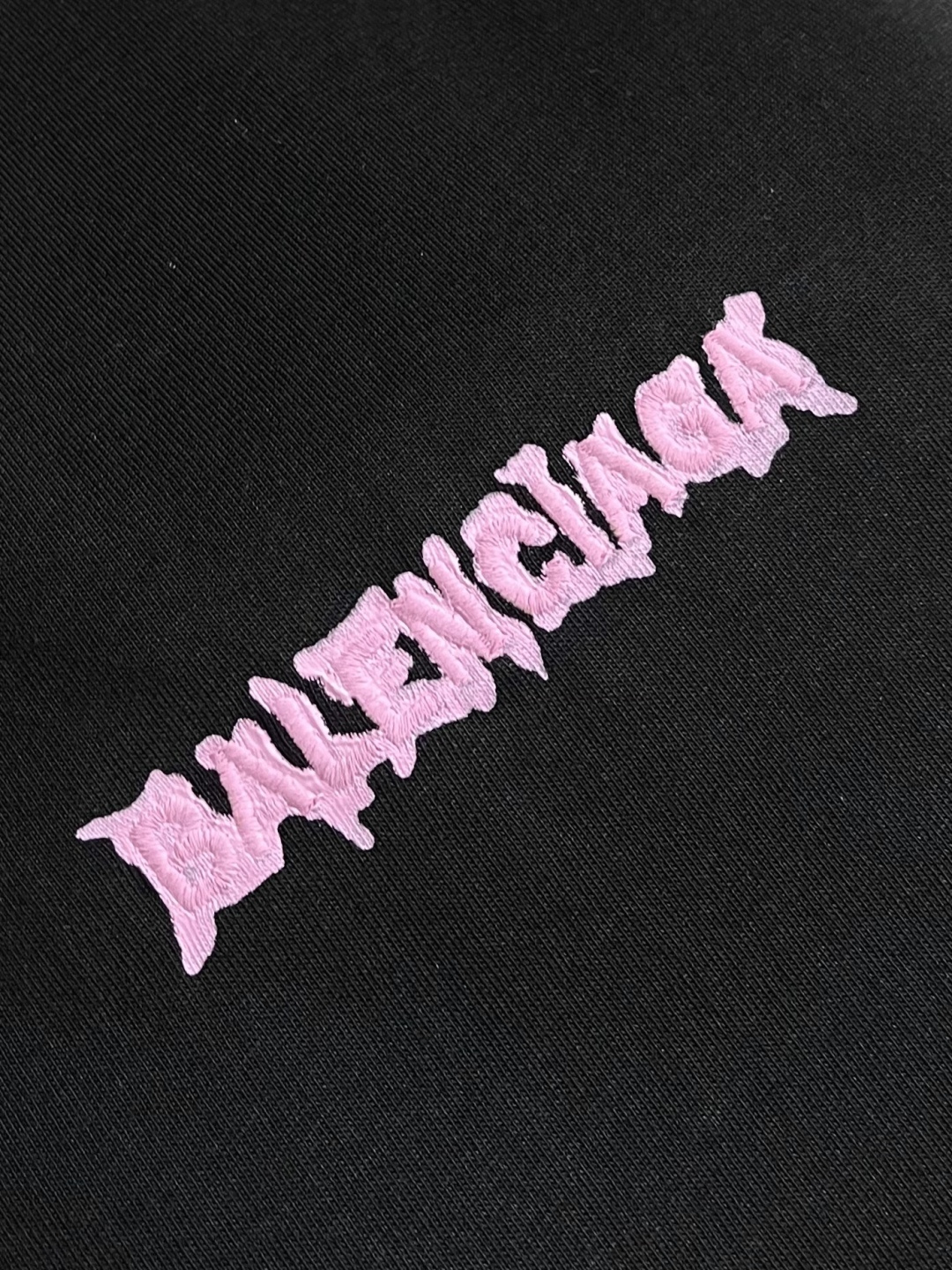 BALENCIAGA 粉色印绣圆领短袖T恤，纯棉平纹针织面料🌾、正面饰以艺术作品印花🌾、正面饰以标识刺绣