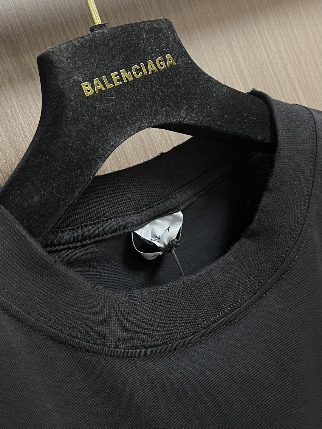 BALENCIAGA 粉色印绣圆领短袖T恤，纯棉平纹针织面料🌾、正面饰以艺术作品印花🌾、正面饰以标识刺绣