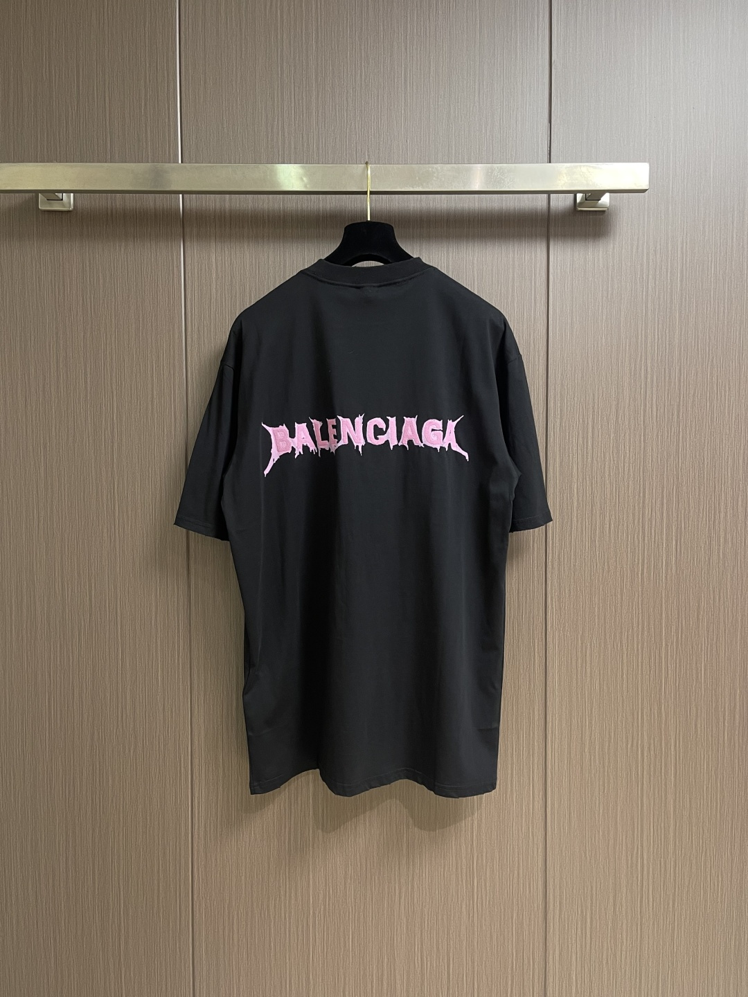 BALENCIAGA 粉色印绣圆领短袖T恤，纯棉平纹针织面料🌾、正面饰以艺术作品印花🌾、正面饰以标识刺绣