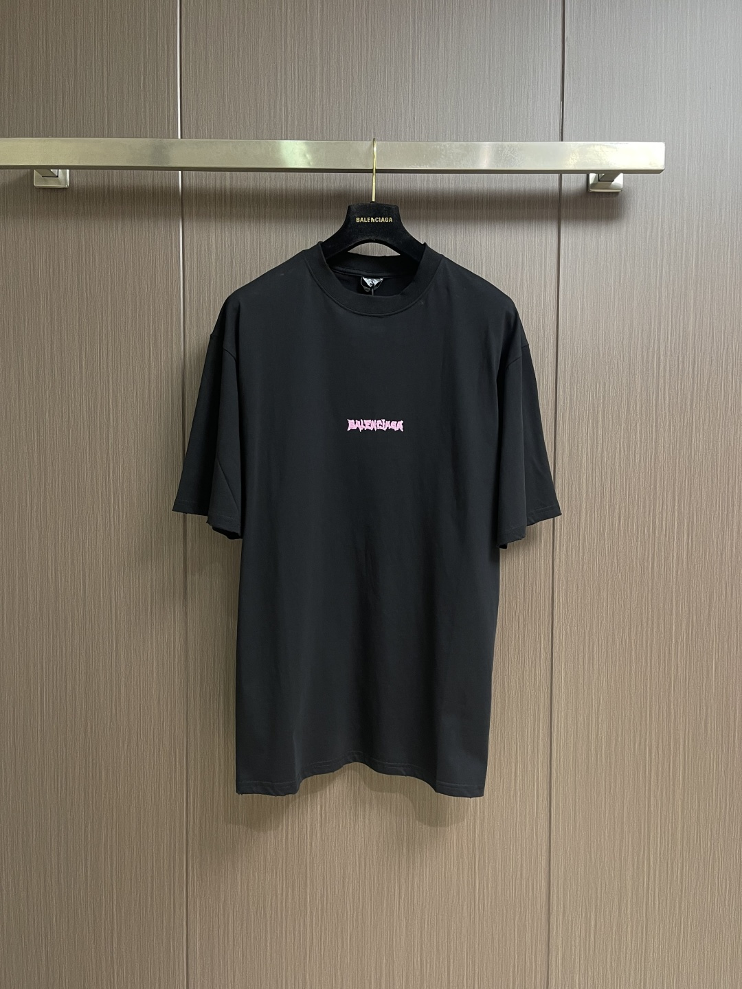 BALENCIAGA 粉色印绣圆领短袖T恤，纯棉平纹针织面料🌾、正面饰以艺术作品印花🌾、正面饰以标识刺绣