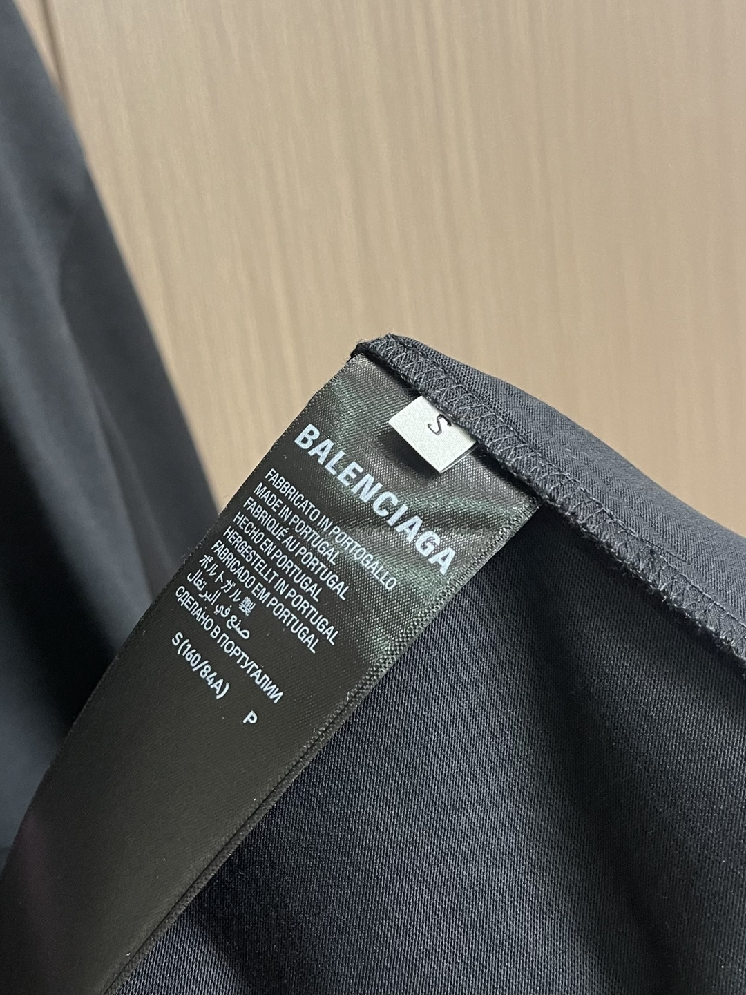 BALENCIAGA 粉色印绣圆领短袖T恤，纯棉平纹针织面料🌾、正面饰以艺术作品印花🌾、正面饰以标识刺绣