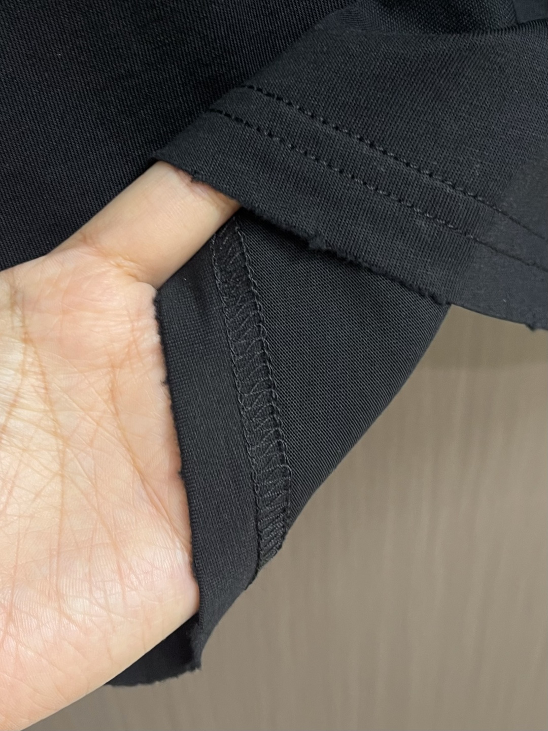 BALENCIAGA 粉色印绣圆领短袖T恤，纯棉平纹针织面料🌾、正面饰以艺术作品印花🌾、正面饰以标识刺绣