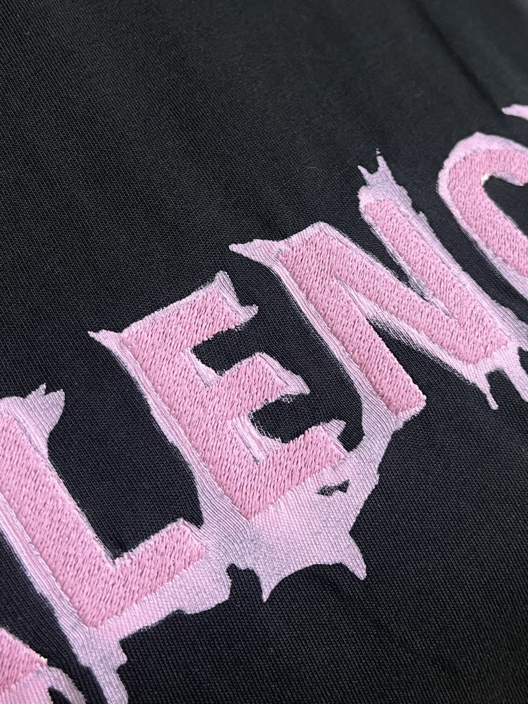 BALENCIAGA 粉色印绣圆领短袖T恤，纯棉平纹针织面料🌾、正面饰以艺术作品印花🌾、正面饰以标识刺绣