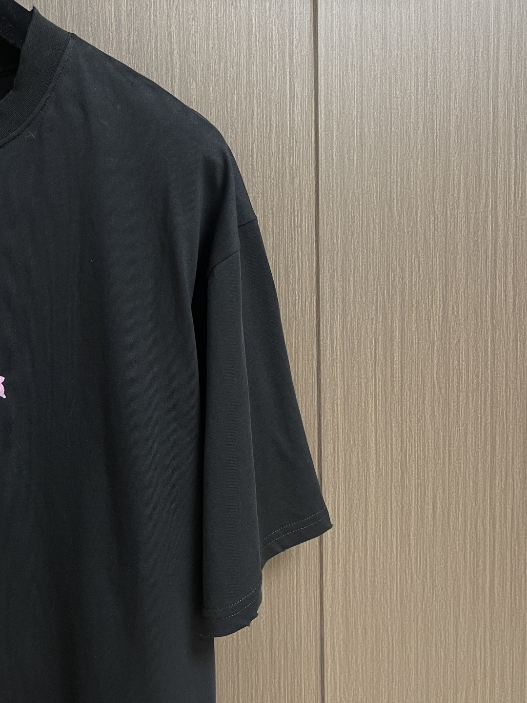 BALENCIAGA 粉色印绣圆领短袖T恤，纯棉平纹针织面料🌾、正面饰以艺术作品印花🌾、正面饰以标识刺绣