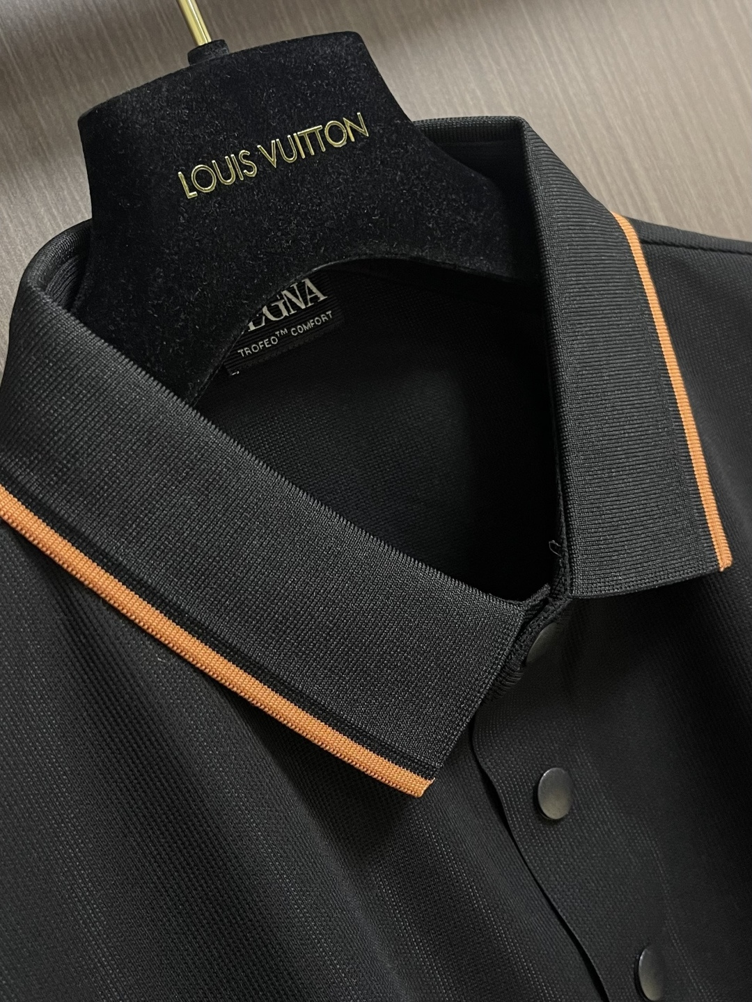 Zegna 2026SS新款短袖POLO，100％长绒棉珠地网眼面料，透气亲肤，抗皱有型！经典翻领，细节