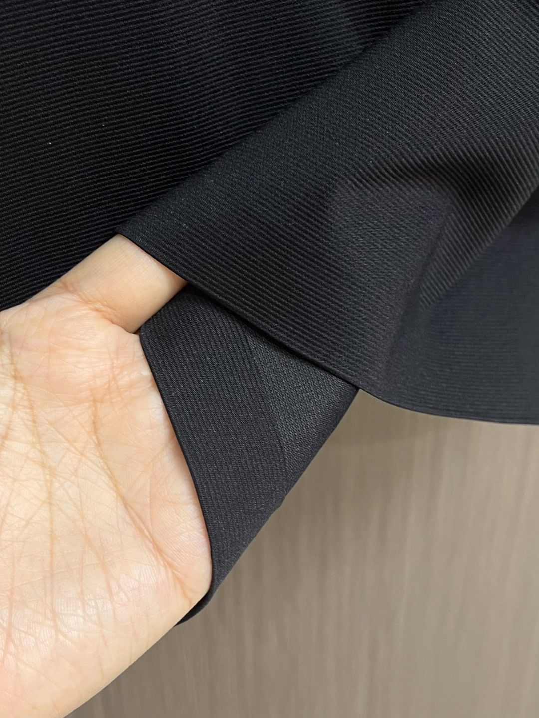 ZEGNA 男士经典短袖POLO，演绎夏日优雅翻领衫，以其简约而不失格调的设计，成为本季最值得入手的时尚