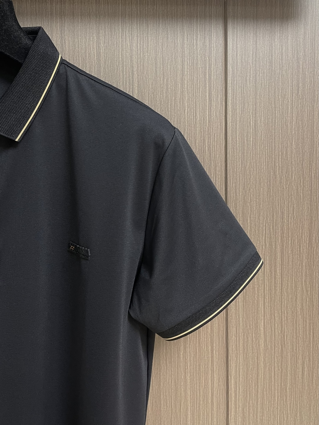 ZEGNA 男士经典短袖POLO，演绎夏日优雅翻领衫，以其简约而不失格调的设计，成为本季最值得入手的时尚