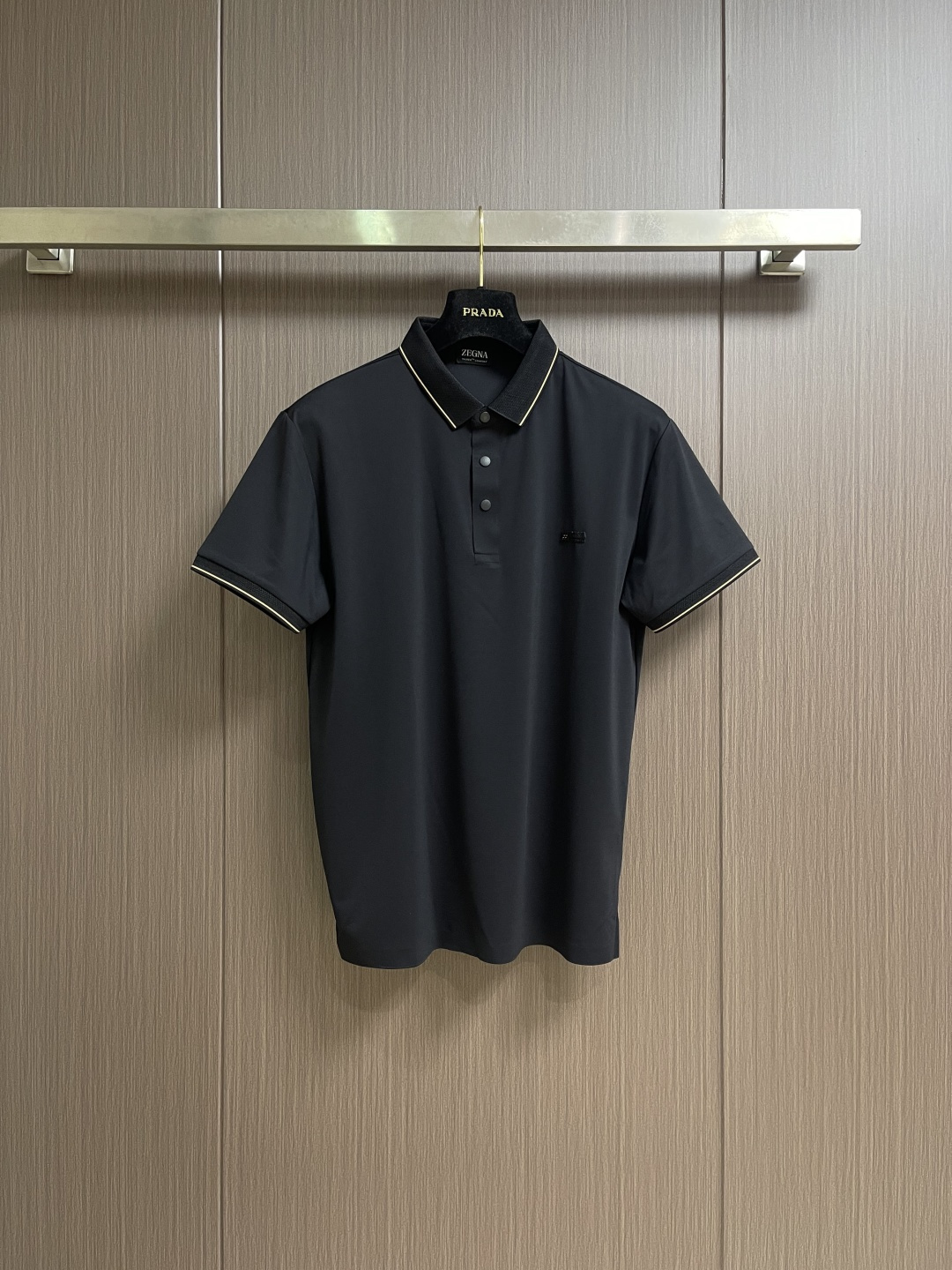 ZEGNA 男士经典短袖POLO，演绎夏日优雅翻领衫，以其简约而不失格调的设计，成为本季最值得入手的时尚