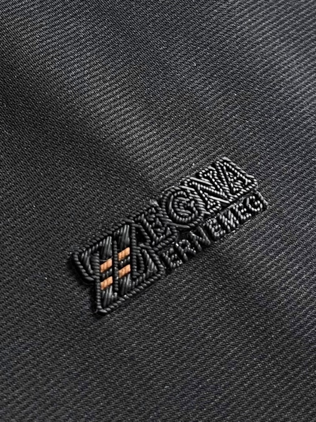 ZEGNA 男士经典短袖POLO，演绎夏日优雅翻领衫，以其简约而不失格调的设计，成为本季最值得入手的时尚