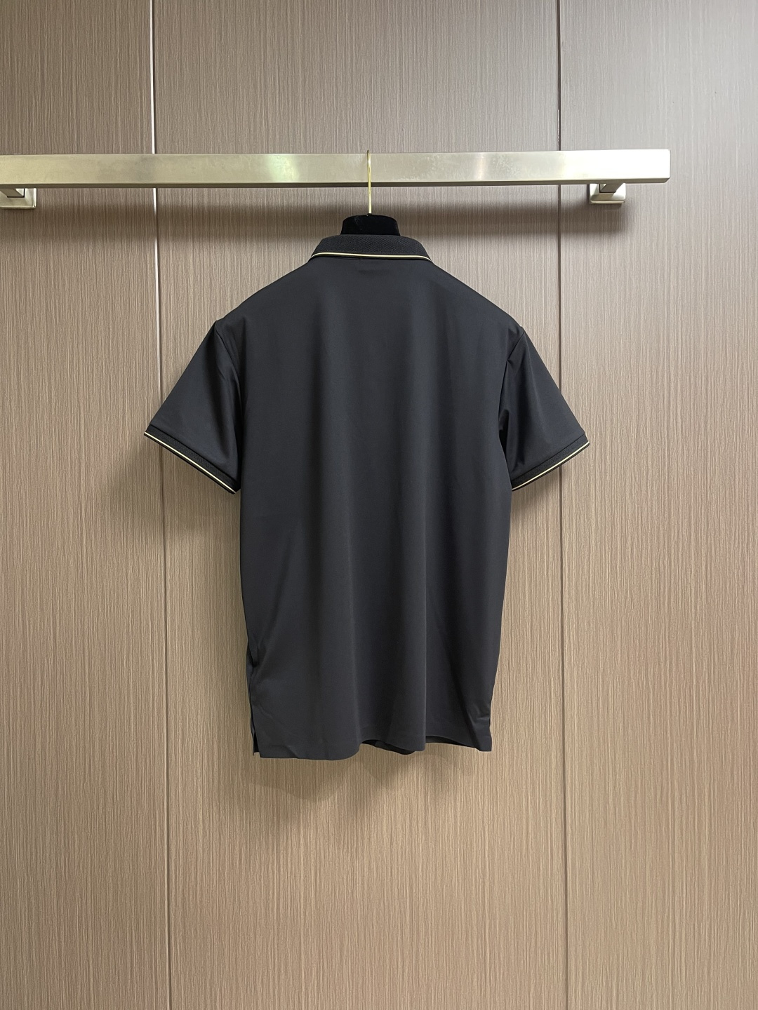 ZEGNA 男士经典短袖POLO，演绎夏日优雅翻领衫，以其简约而不失格调的设计，成为本季最值得入手的时尚