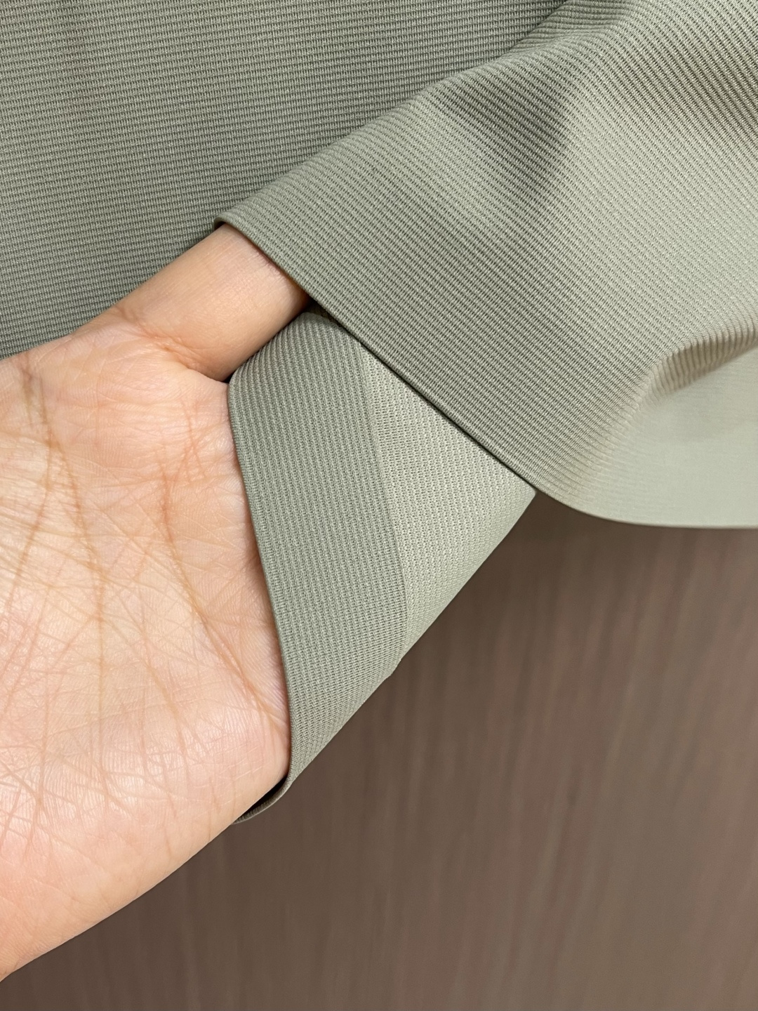 ZEGNA 男士经典短袖POLO，演绎夏日优雅翻领衫，以其简约而不失格调的设计，成为本季最值得入手的时尚