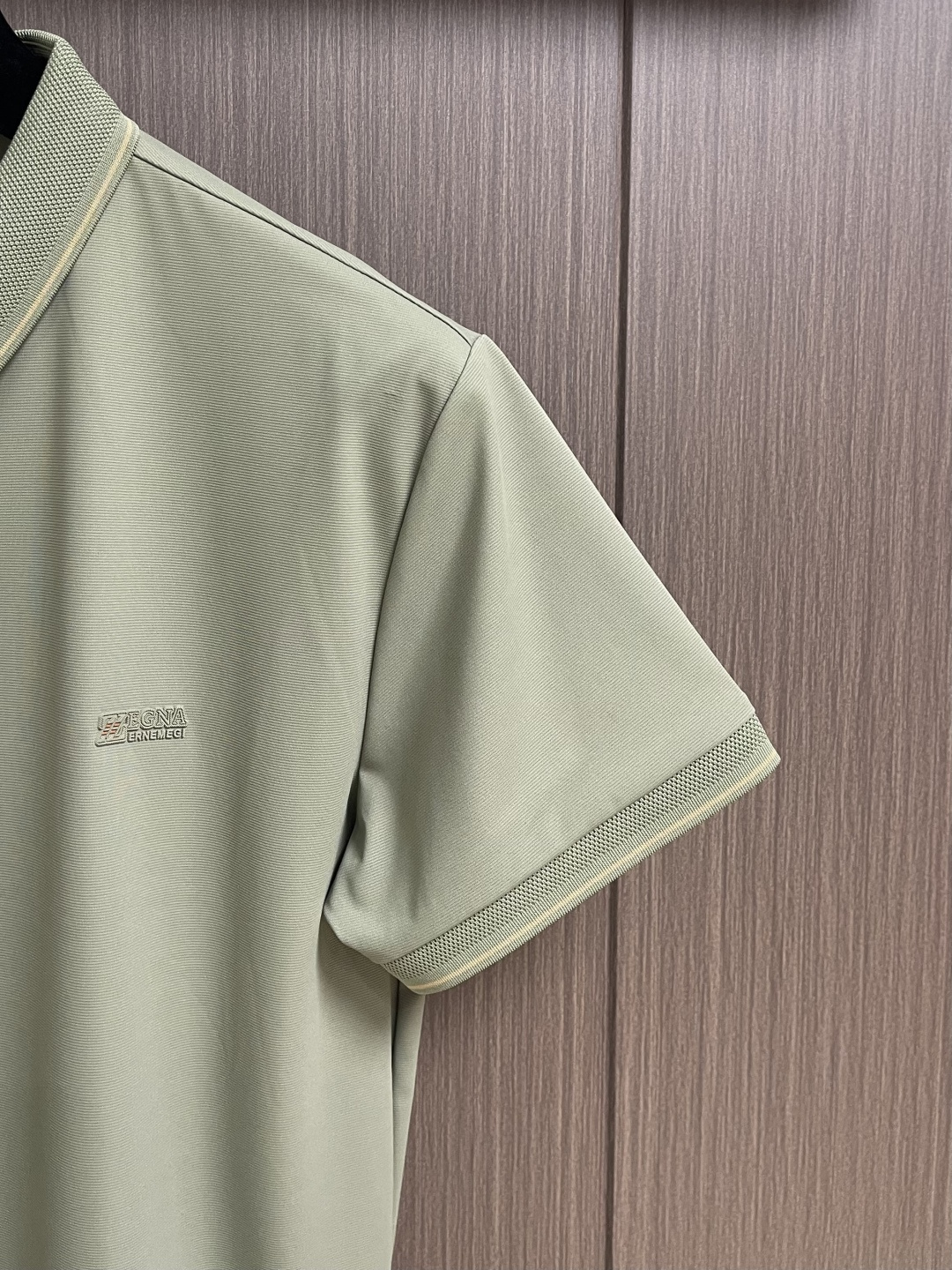 ZEGNA 男士经典短袖POLO，演绎夏日优雅翻领衫，以其简约而不失格调的设计，成为本季最值得入手的时尚