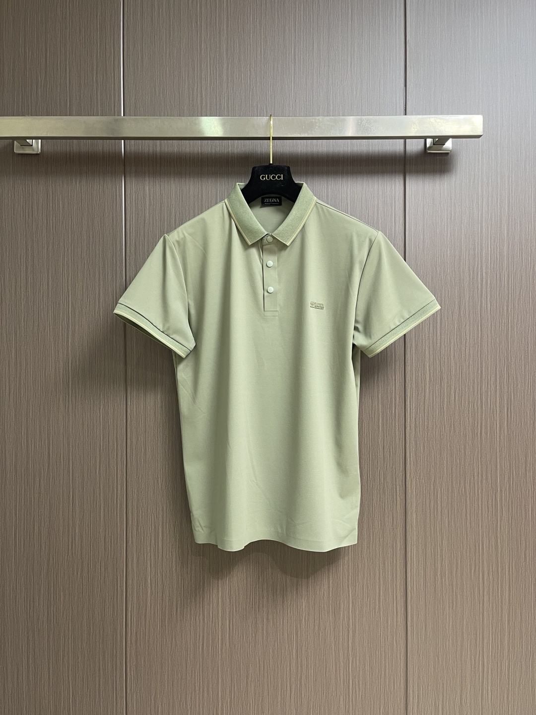 ZEGNA 男士经典短袖POLO，演绎夏日优雅翻领衫，以其简约而不失格调的设计，成为本季最值得入手的时尚