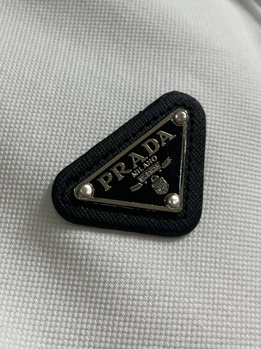 Prada 半拉链短袖Polo衫，客供面料舒适透气 挺括有型标志性Prada三角标识点缀正面 立体廓形优