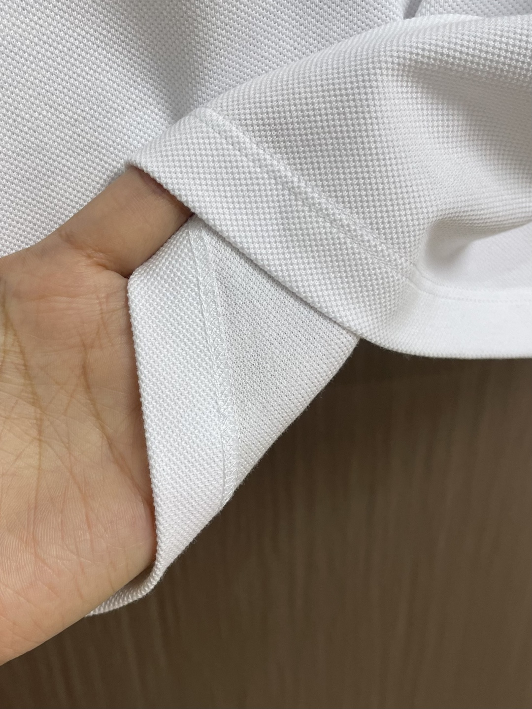 Prada 半拉链短袖Polo衫，客供面料舒适透气 挺括有型标志性Prada三角标识点缀正面 立体廓形优