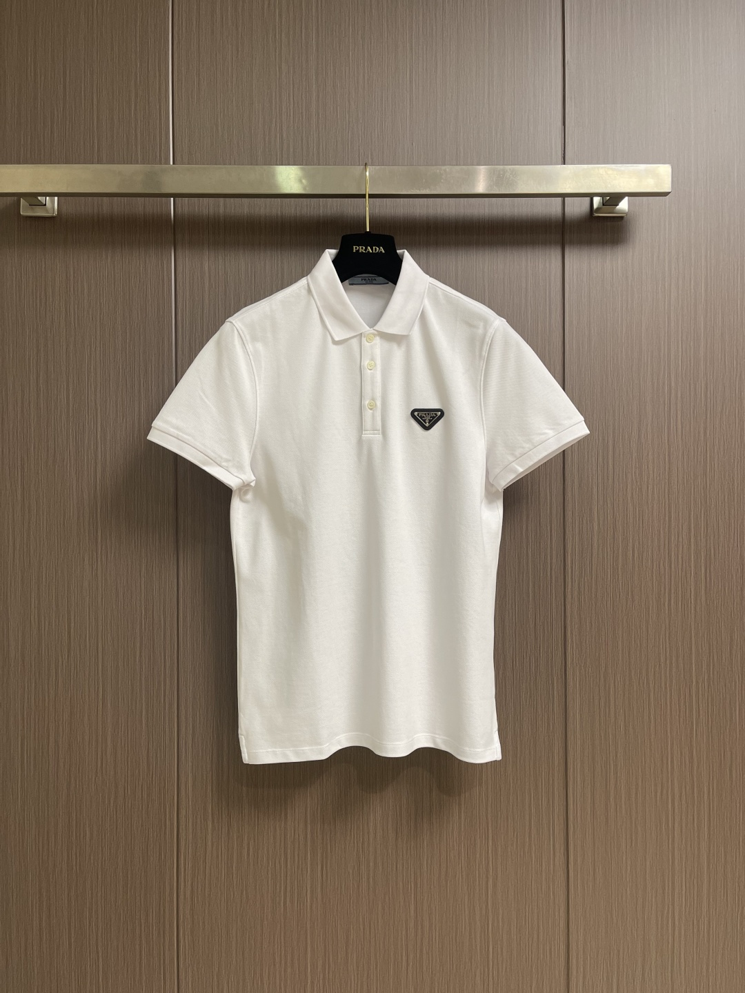 Prada 半拉链短袖Polo衫，客供面料舒适透气 挺括有型标志性Prada三角标识点缀正面 立体廓形优