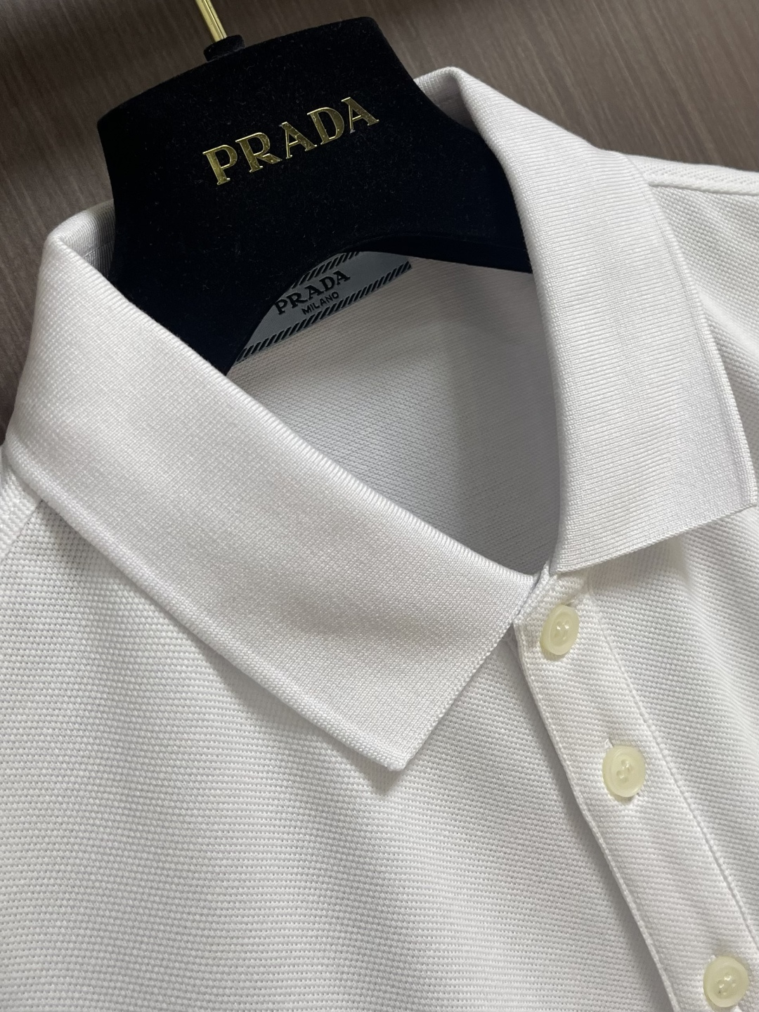 Prada 半拉链短袖Polo衫，客供面料舒适透气 挺括有型标志性Prada三角标识点缀正面 立体廓形优