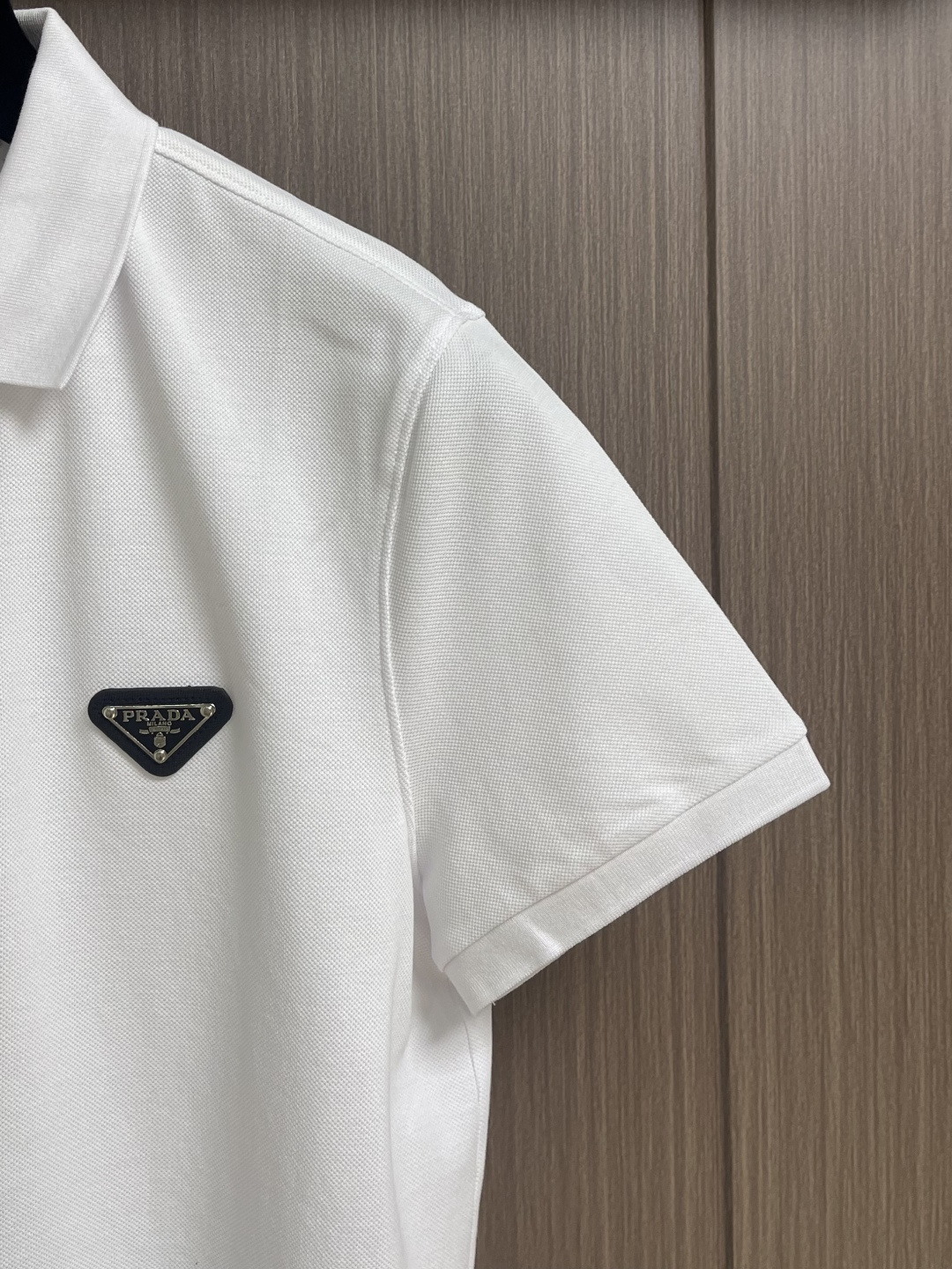 Prada 半拉链短袖Polo衫，客供面料舒适透气 挺括有型标志性Prada三角标识点缀正面 立体廓形优