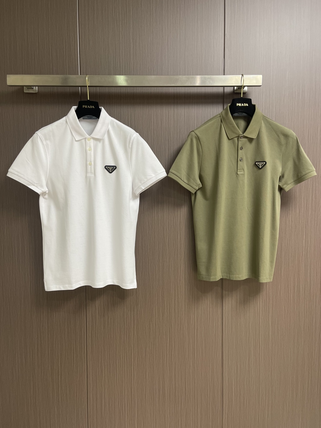 Prada 半拉链短袖Polo衫，客供面料舒适透气 挺括有型标志性Prada三角标识点缀正面 立体廓形优