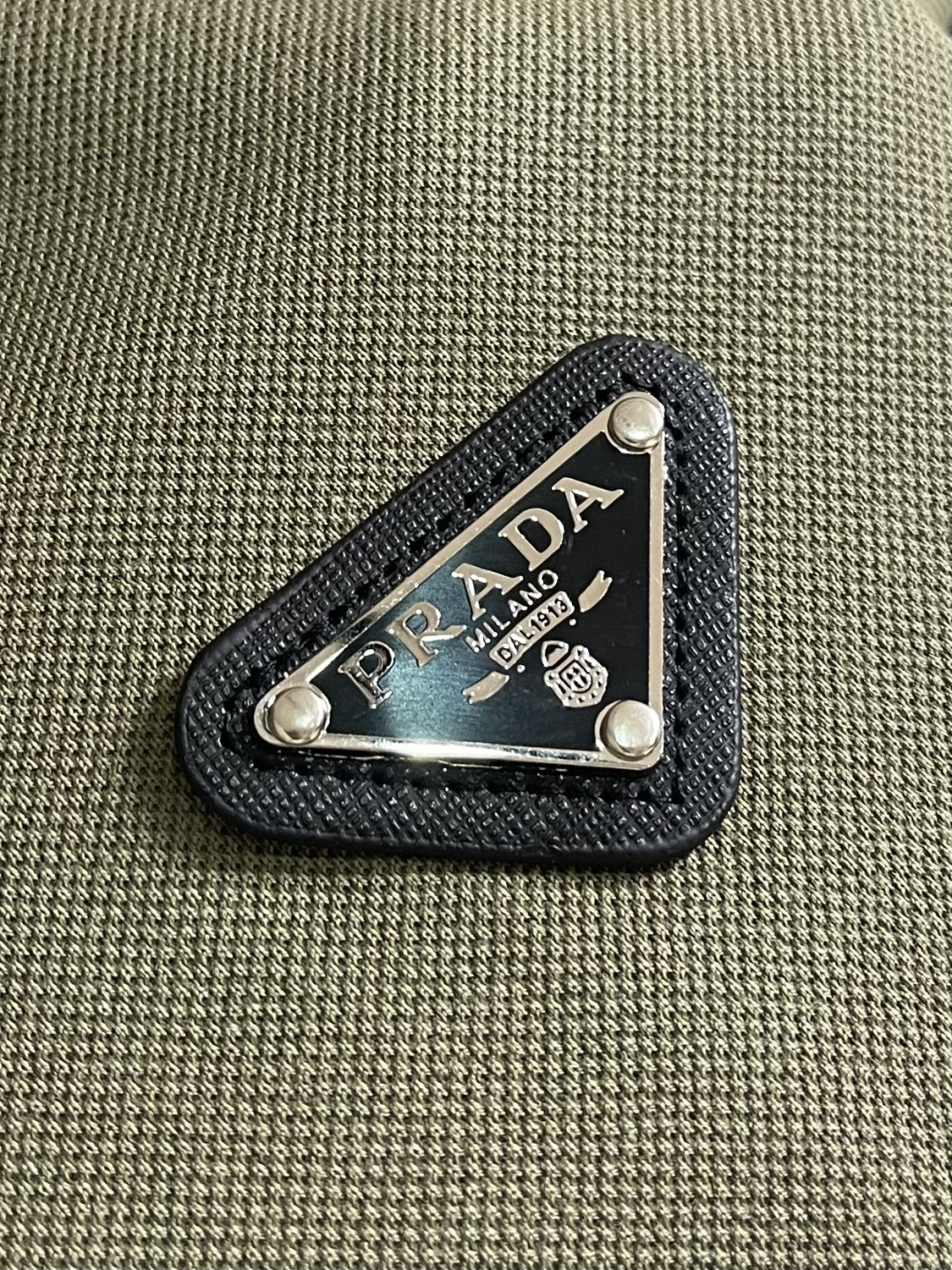 Prada 半拉链短袖Polo衫，客供面料舒适透气 挺括有型标志性Prada三角标识点缀正面 立体廓形优