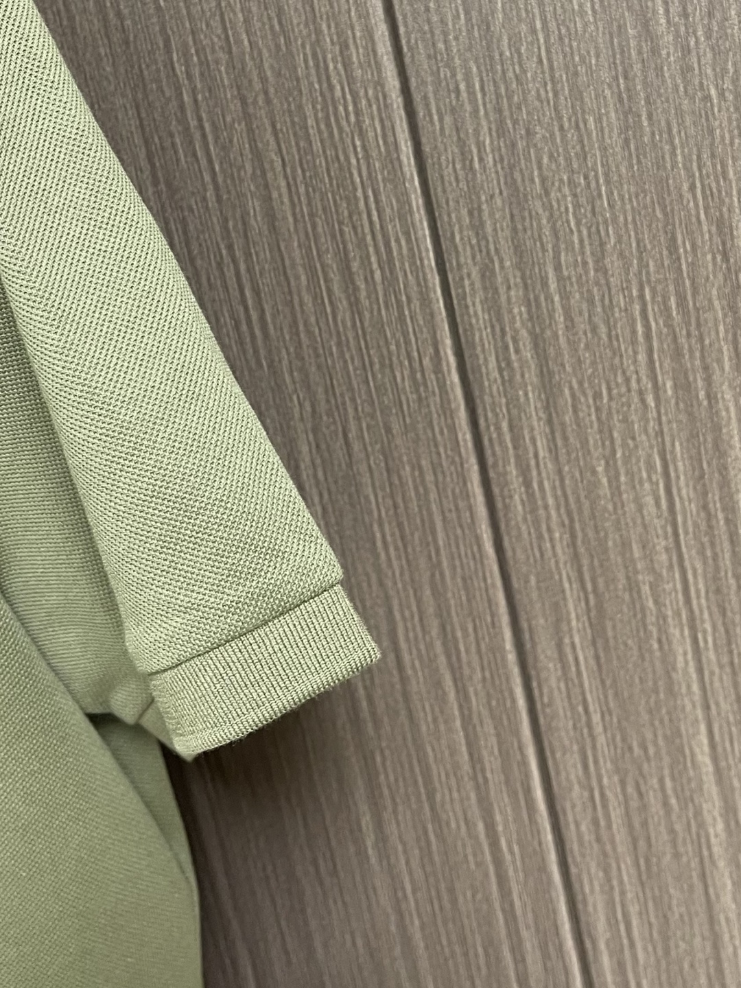 Prada 半拉链短袖Polo衫，客供面料舒适透气 挺括有型标志性Prada三角标识点缀正面 立体廓形优