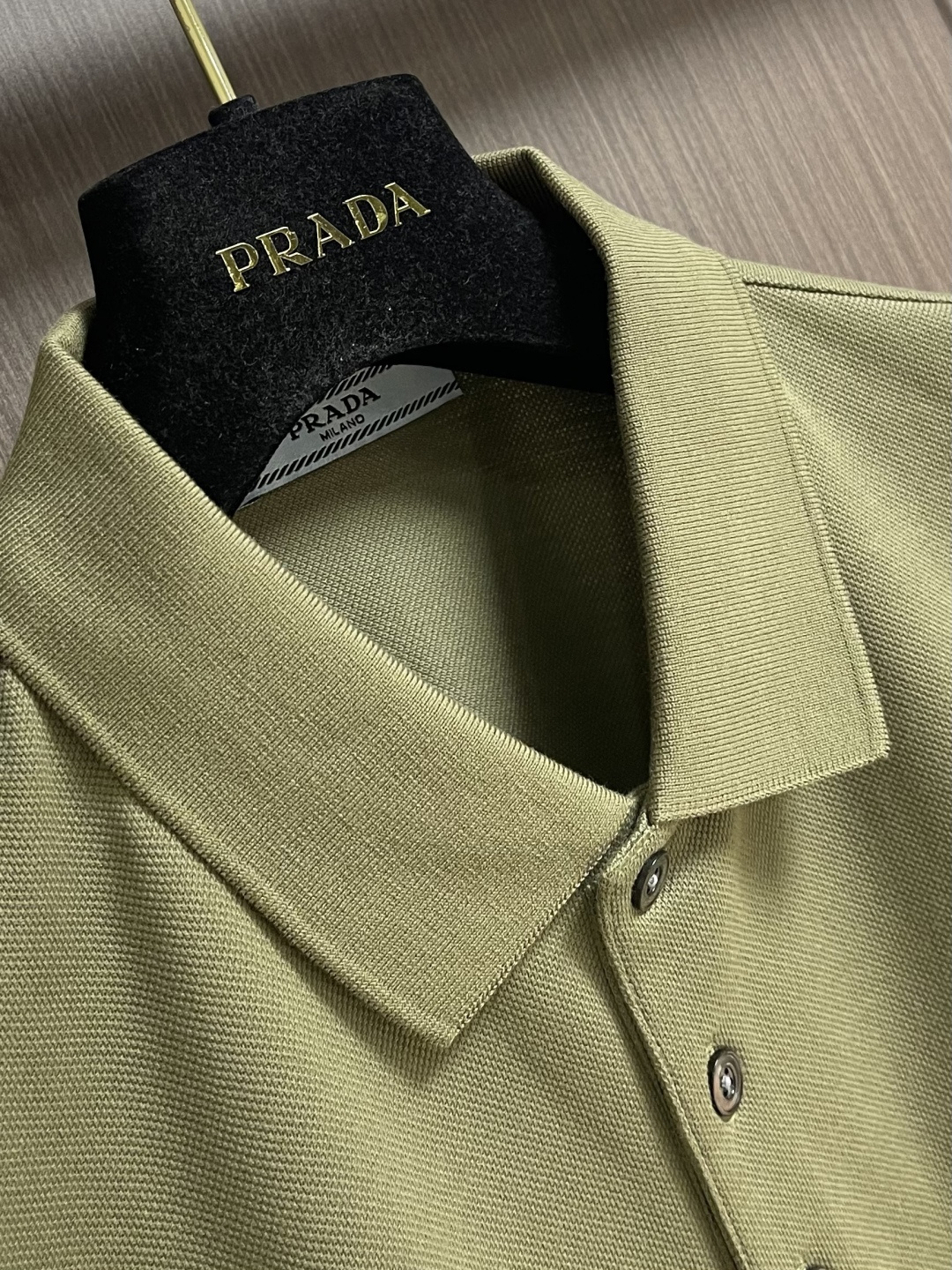 Prada 半拉链短袖Polo衫，客供面料舒适透气 挺括有型标志性Prada三角标识点缀正面 立体廓形优