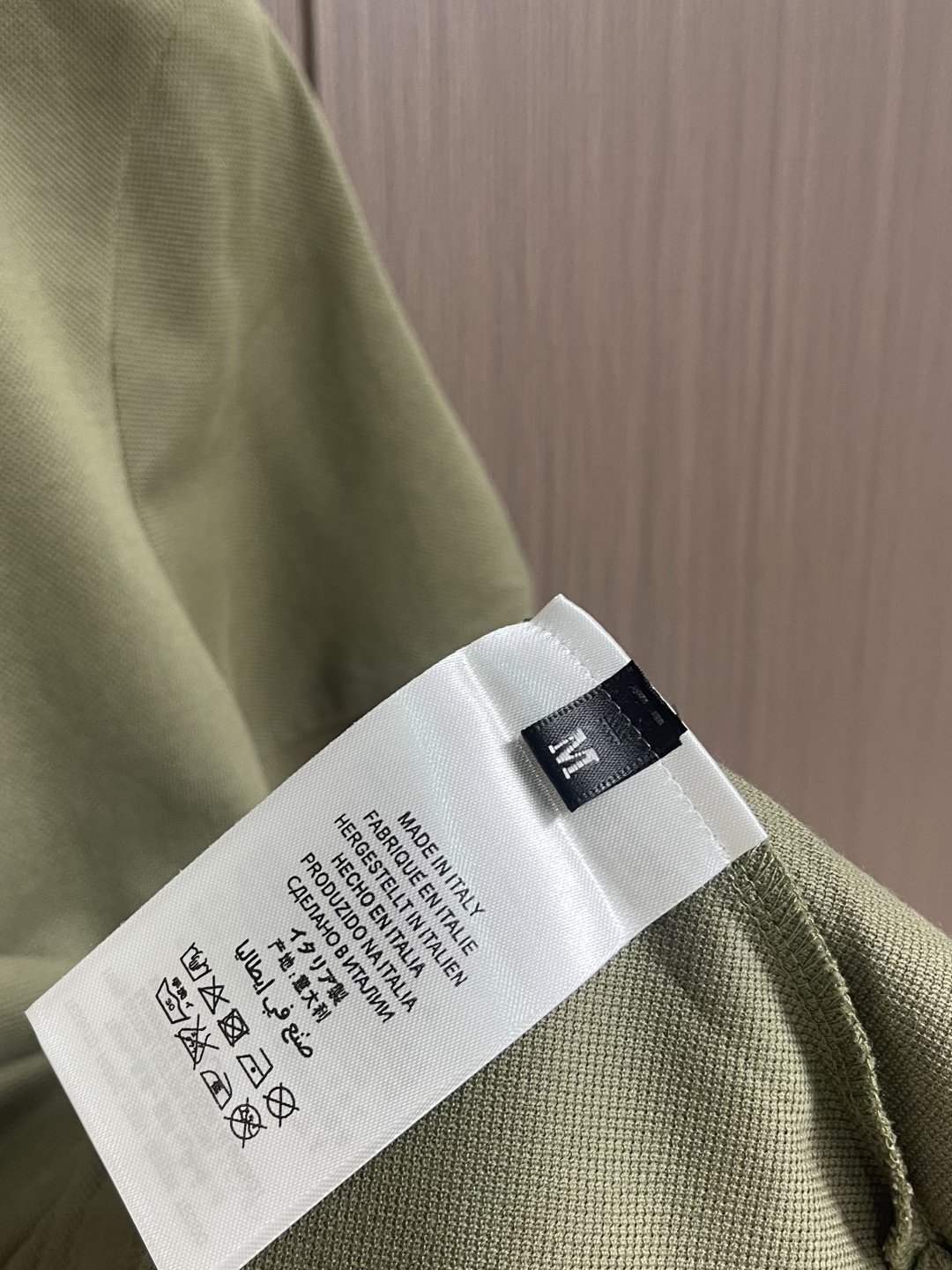 Prada 半拉链短袖Polo衫，客供面料舒适透气 挺括有型标志性Prada三角标识点缀正面 立体廓形优