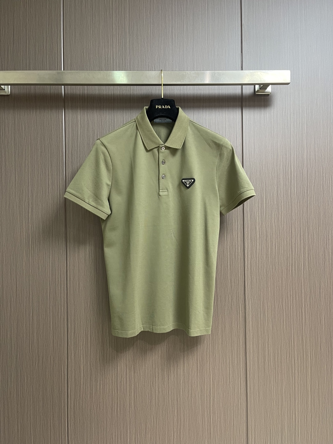 Prada 半拉链短袖Polo衫，客供面料舒适透气 挺括有型标志性Prada三角标识点缀正面 立体廓形优