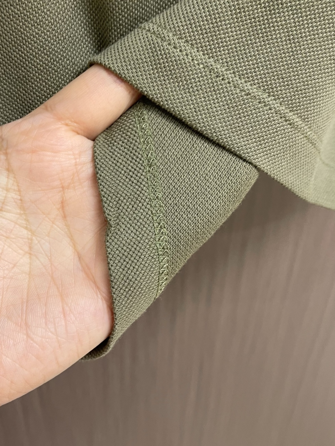 Prada 半拉链短袖Polo衫，客供面料舒适透气 挺括有型标志性Prada三角标识点缀正面 立体廓形优