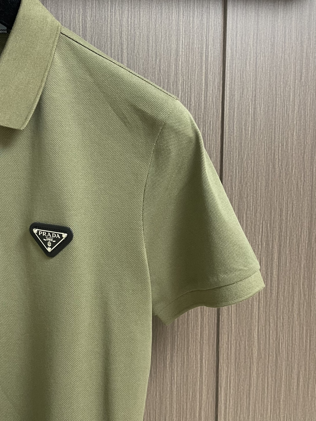 Prada 半拉链短袖Polo衫，客供面料舒适透气 挺括有型标志性Prada三角标识点缀正面 立体廓形优