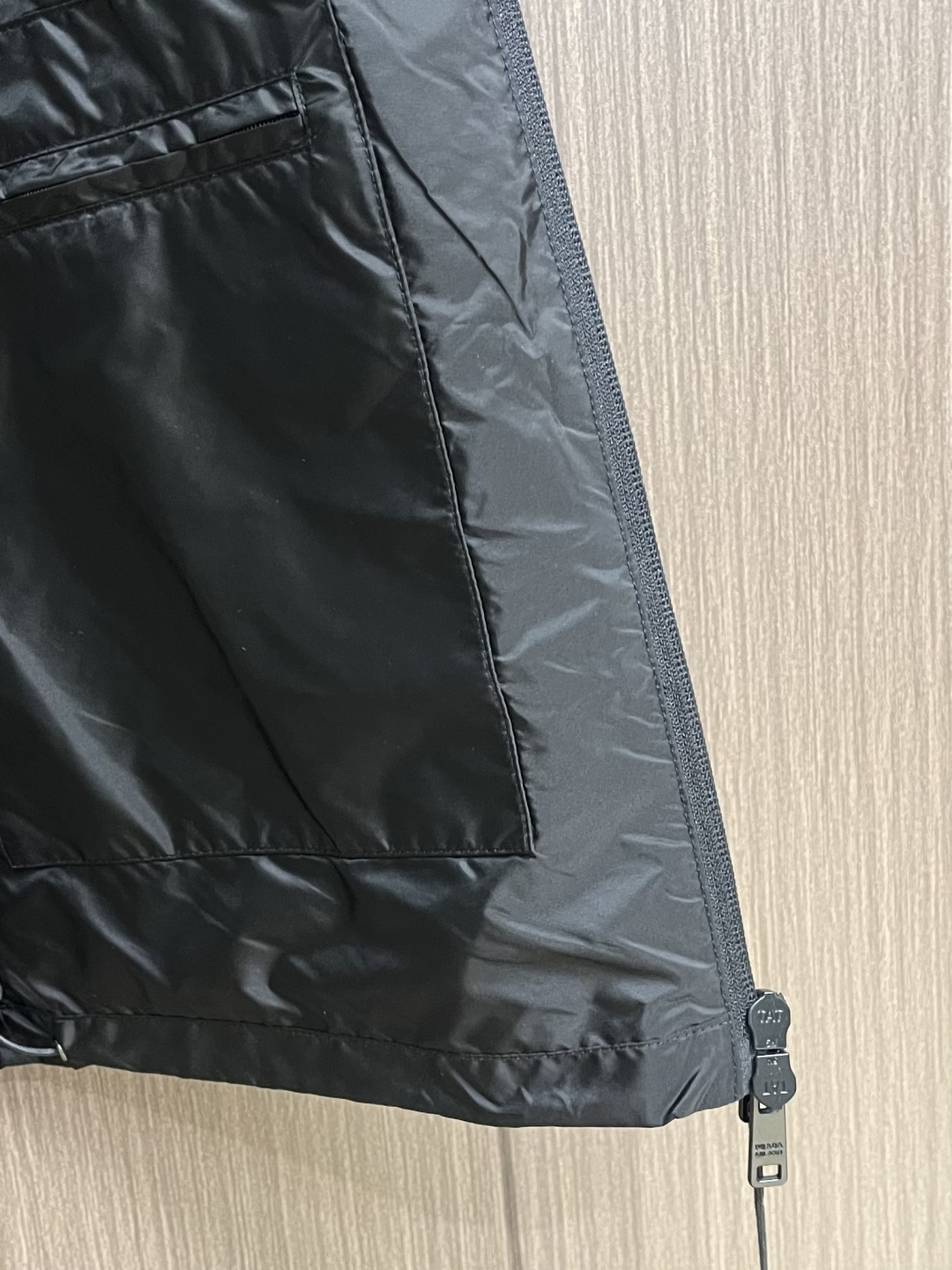 Prada 2026SS早春新品男士轻奢立领马甲，三季通穿的百搭神衣！精选高端科技面料，垂坠挺括不软塌，