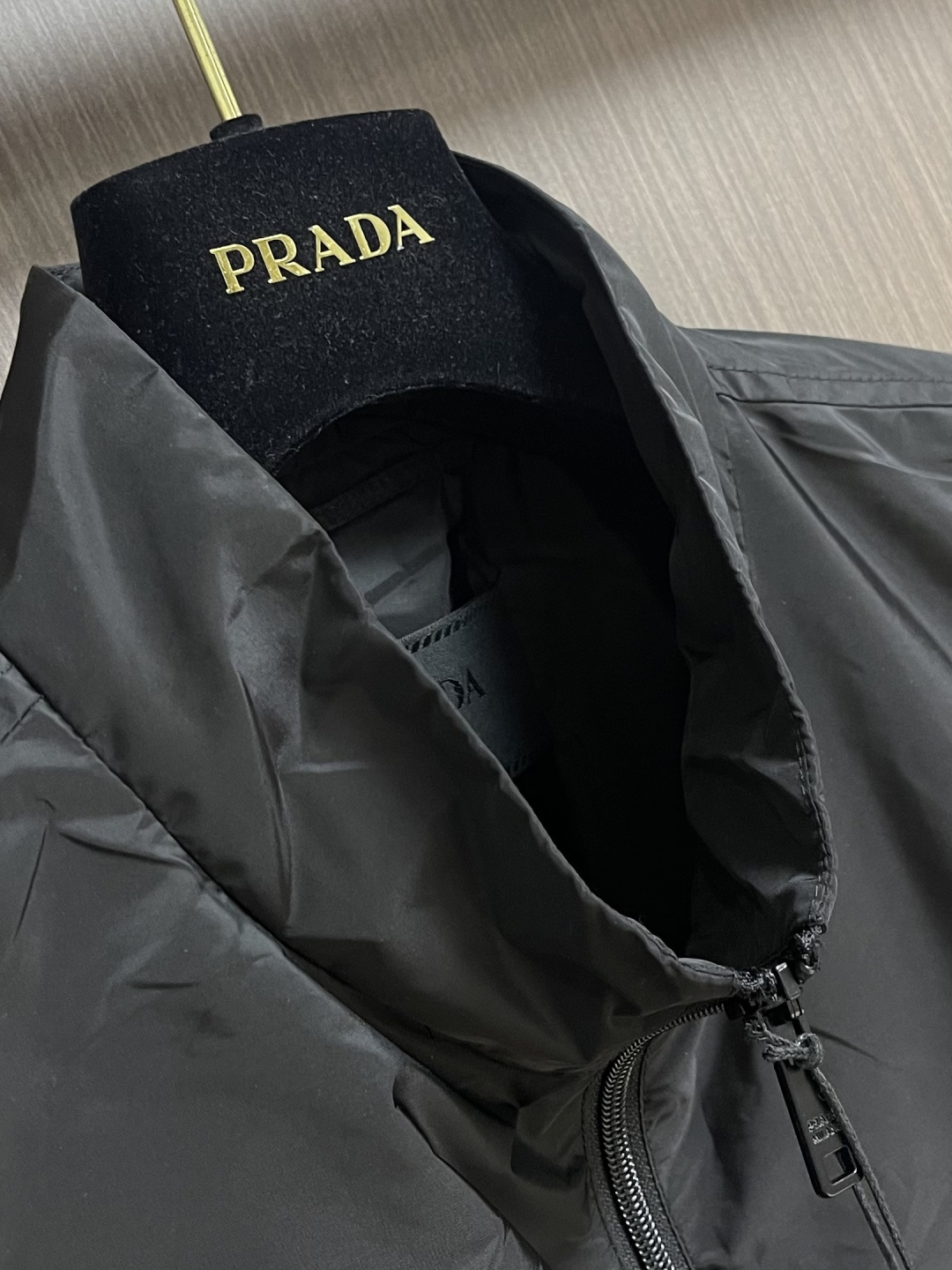 Prada 2026SS早春新品男士轻奢立领马甲，三季通穿的百搭神衣！精选高端科技面料，垂坠挺括不软塌，