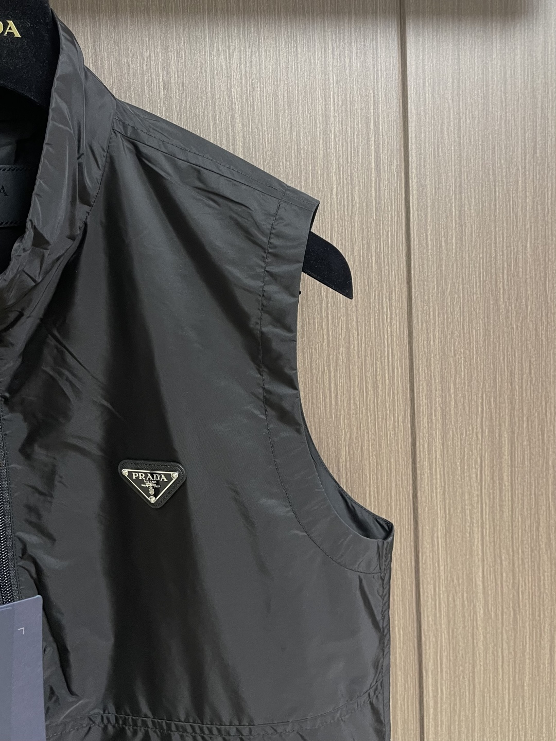 Prada 2026SS早春新品男士轻奢立领马甲，三季通穿的百搭神衣！精选高端科技面料，垂坠挺括不软塌，