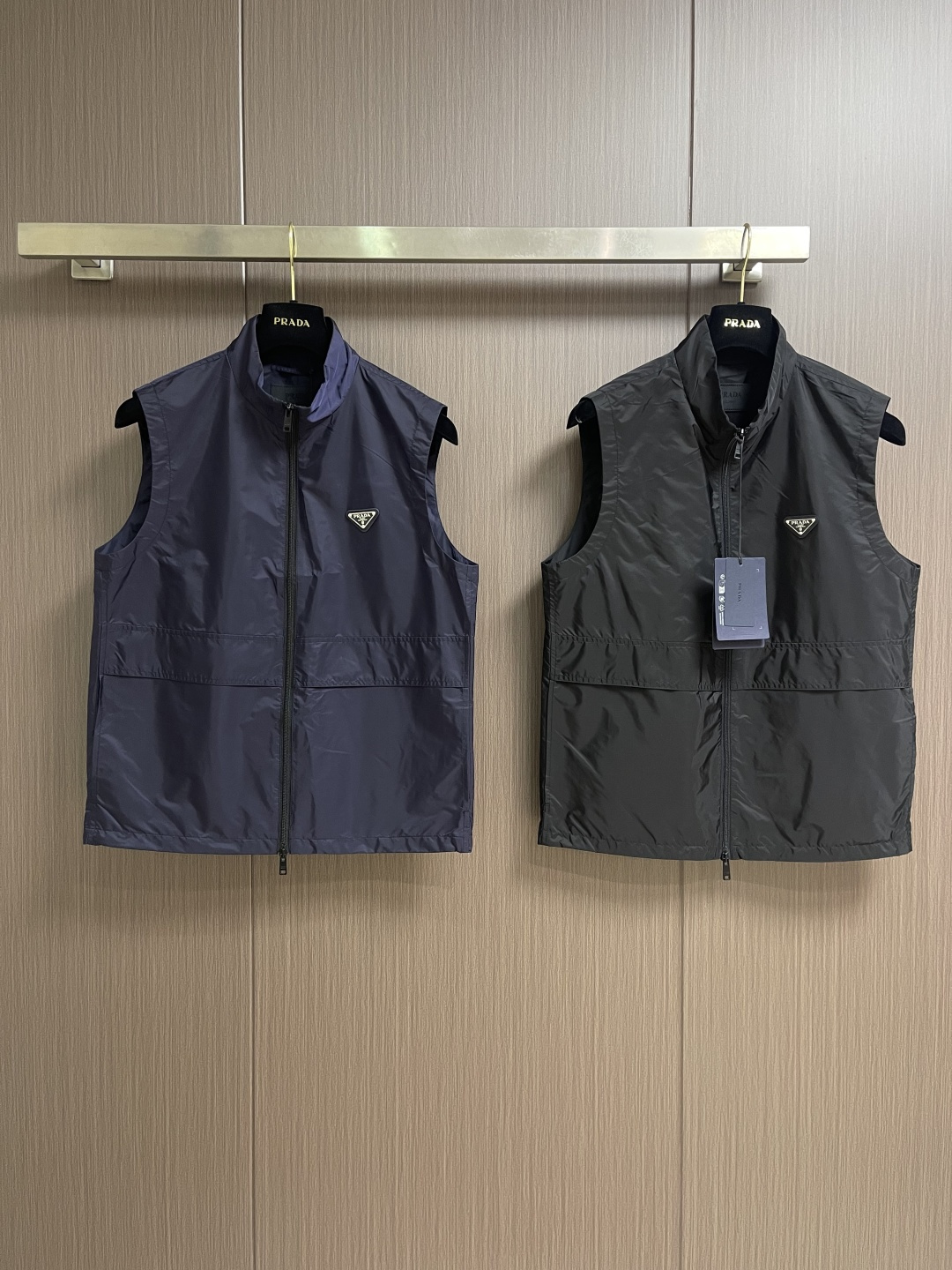 Prada 2026SS早春新品男士轻奢立领马甲，三季通穿的百搭神衣！精选高端科技面料，垂坠挺括不软塌，