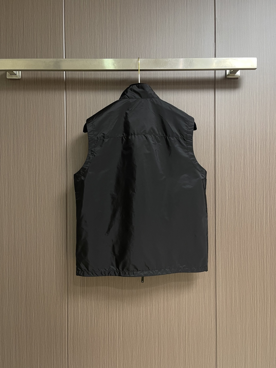 Prada 2026SS早春新品男士轻奢立领马甲，三季通穿的百搭神衣！精选高端科技面料，垂坠挺括不软塌，