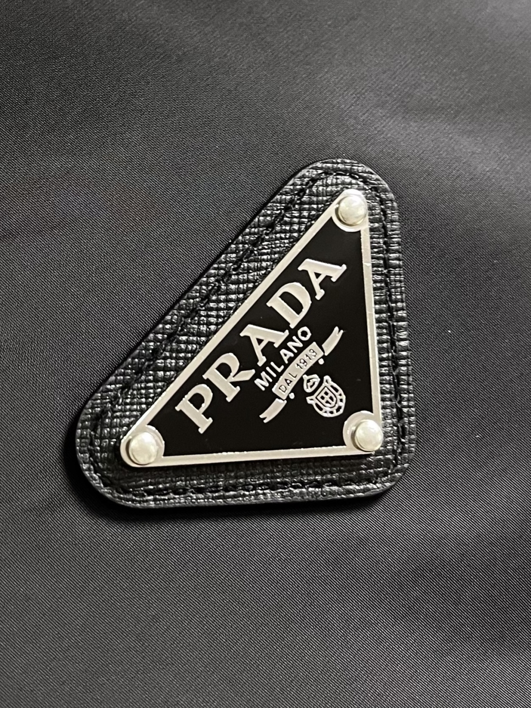 Prada 2026SS早春新品男士轻奢立领马甲，三季通穿的百搭神衣！精选高端科技面料，垂坠挺括不软塌，