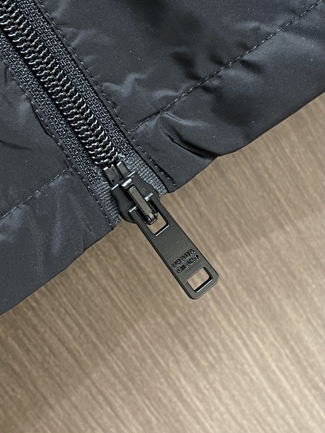 Prada 2026SS早春新品男士轻奢立领马甲，三季通穿的百搭神衣！精选高端科技面料，垂坠挺括不软塌，