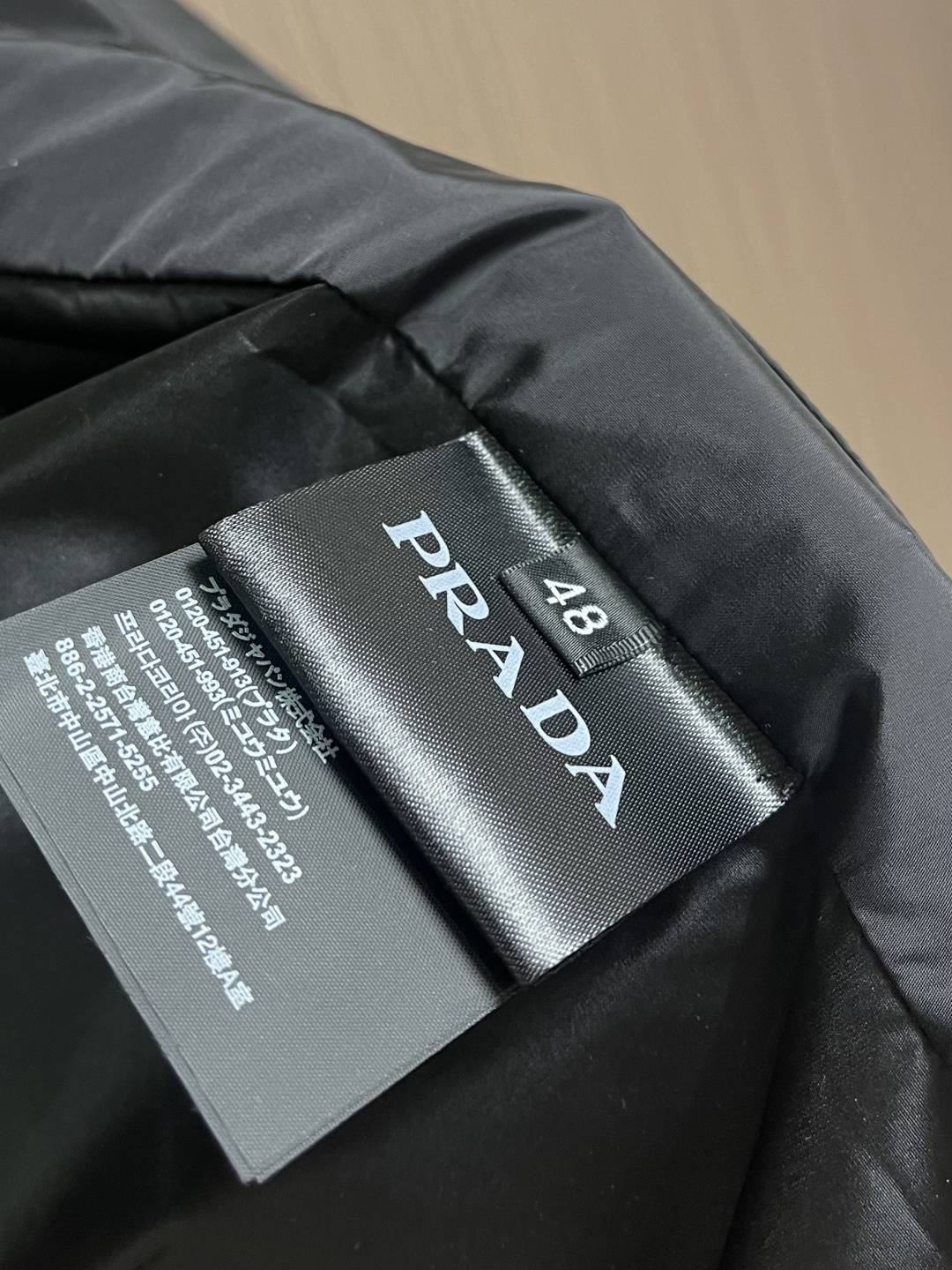 Prada 2026SS早春新品男士轻奢立领马甲，三季通穿的百搭神衣！精选高端科技面料，垂坠挺括不软塌，