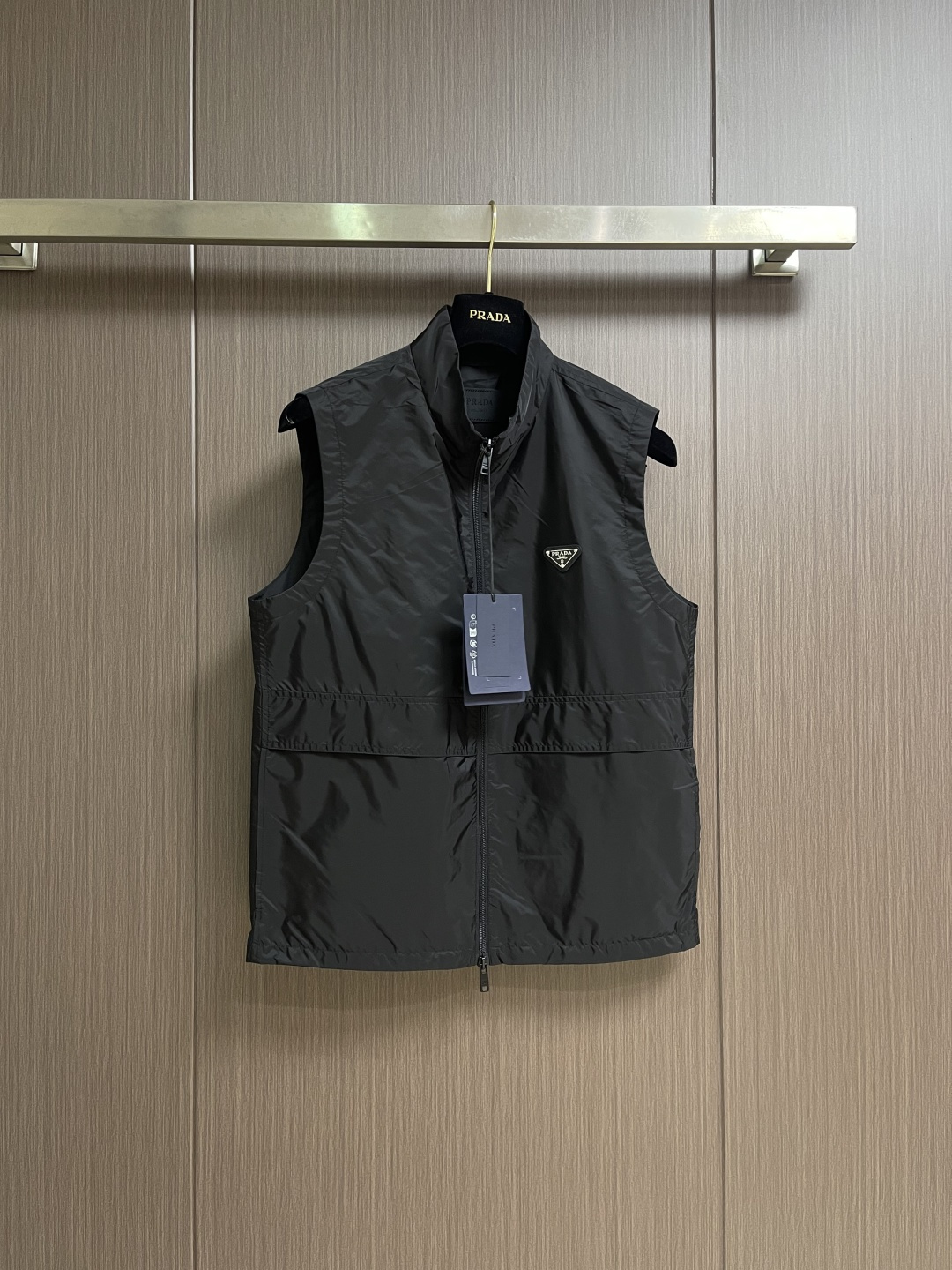 Prada 2026SS早春新品男士轻奢立领马甲，三季通穿的百搭神衣！精选高端科技面料，垂坠挺括不软塌，