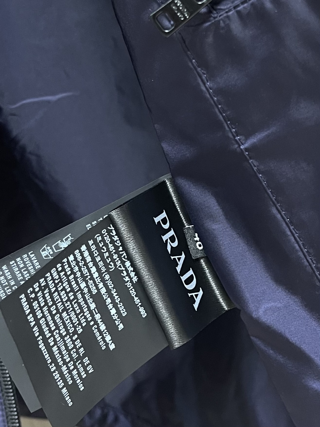 Prada 2026SS早春新品男士轻奢立领马甲，三季通穿的百搭神衣！精选高端科技面料，垂坠挺括不软塌，