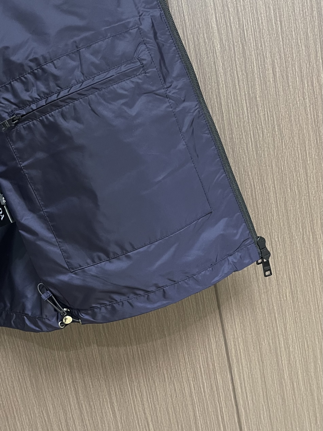 Prada 2026SS早春新品男士轻奢立领马甲，三季通穿的百搭神衣！精选高端科技面料，垂坠挺括不软塌，