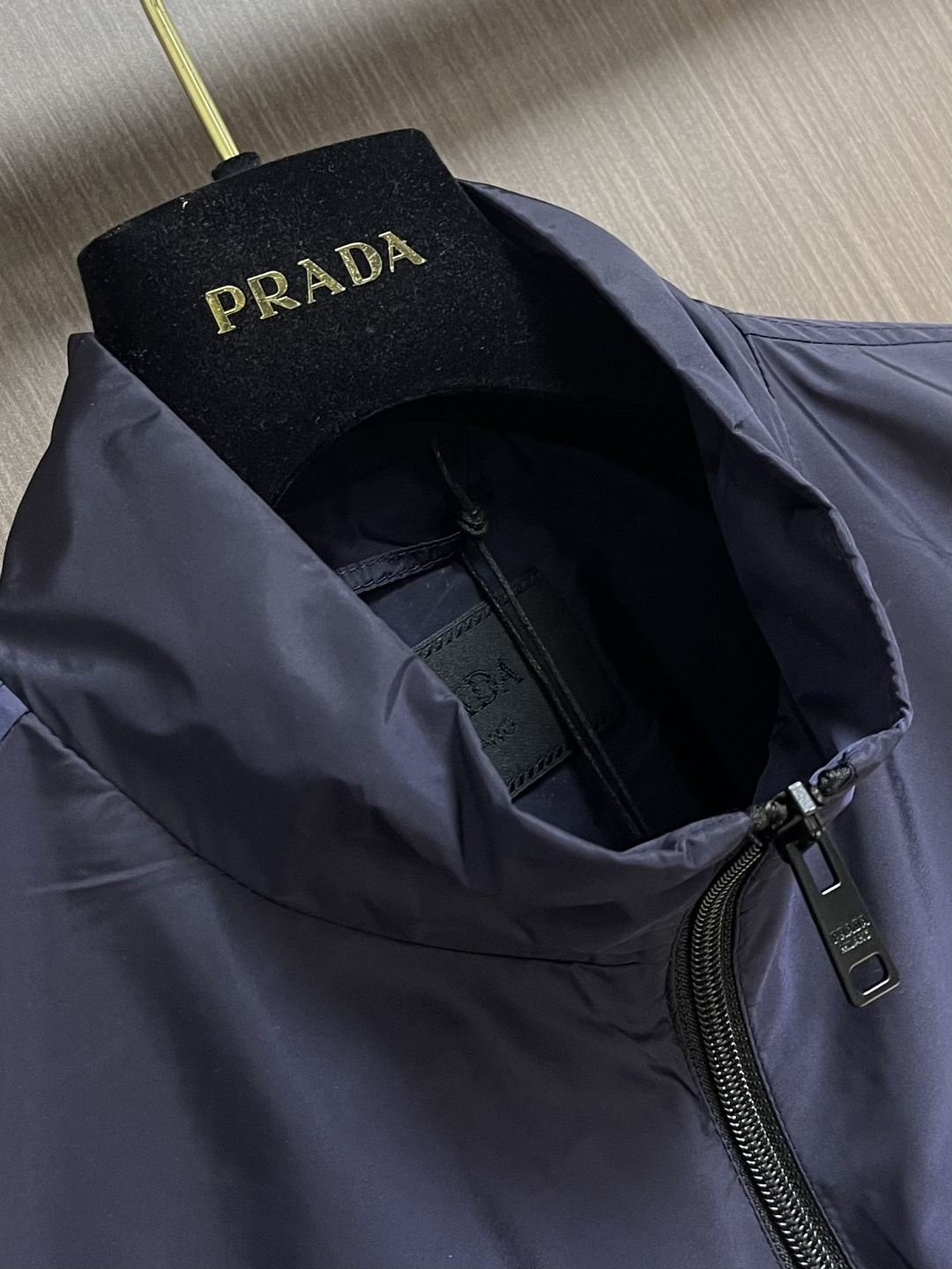 Prada 2026SS早春新品男士轻奢立领马甲，三季通穿的百搭神衣！精选高端科技面料，垂坠挺括不软塌，