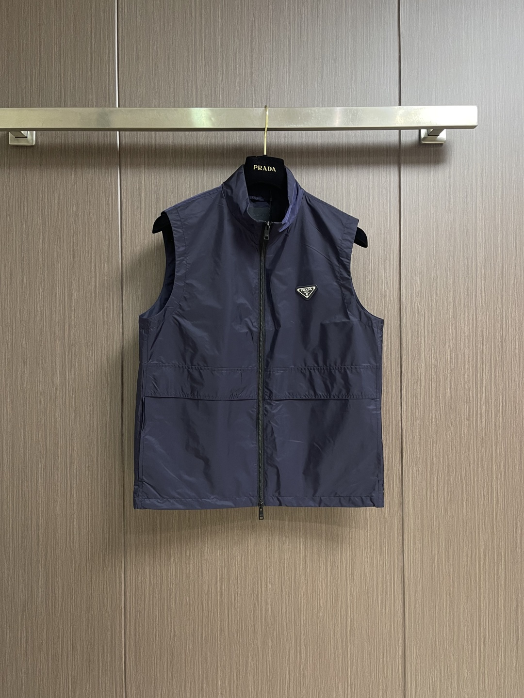 Prada 2026SS早春新品男士轻奢立领马甲，三季通穿的百搭神衣！精选高端科技面料，垂坠挺括不软塌，