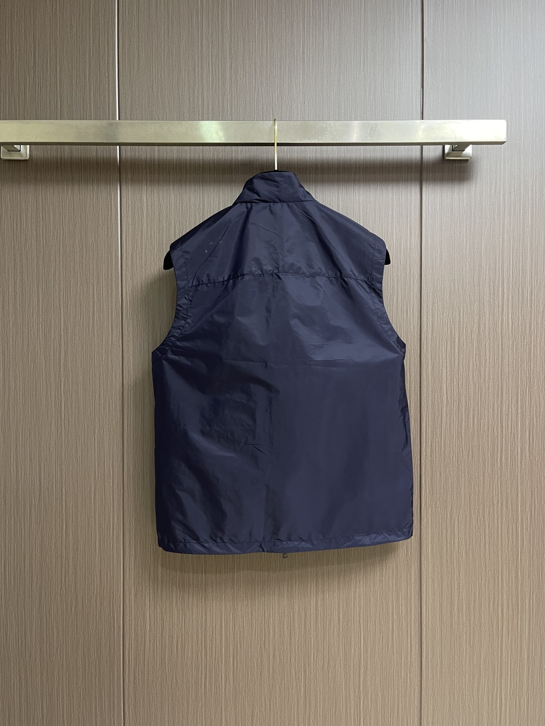 Prada 2026SS早春新品男士轻奢立领马甲，三季通穿的百搭神衣！精选高端科技面料，垂坠挺括不软塌，