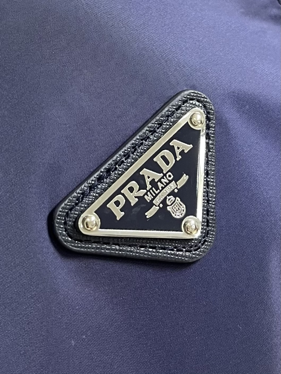 Prada 2026SS早春新品男士轻奢立领马甲，三季通穿的百搭神衣！精选高端科技面料，垂坠挺括不软塌，