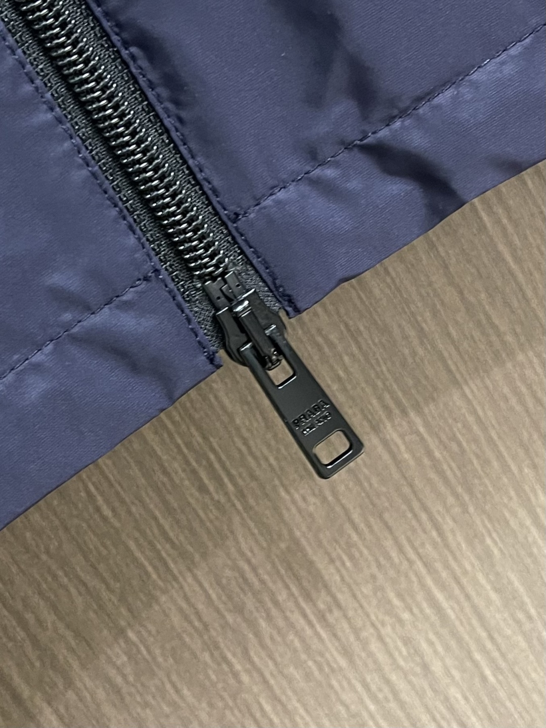 Prada 2026SS早春新品男士轻奢立领马甲，三季通穿的百搭神衣！精选高端科技面料，垂坠挺括不软塌，