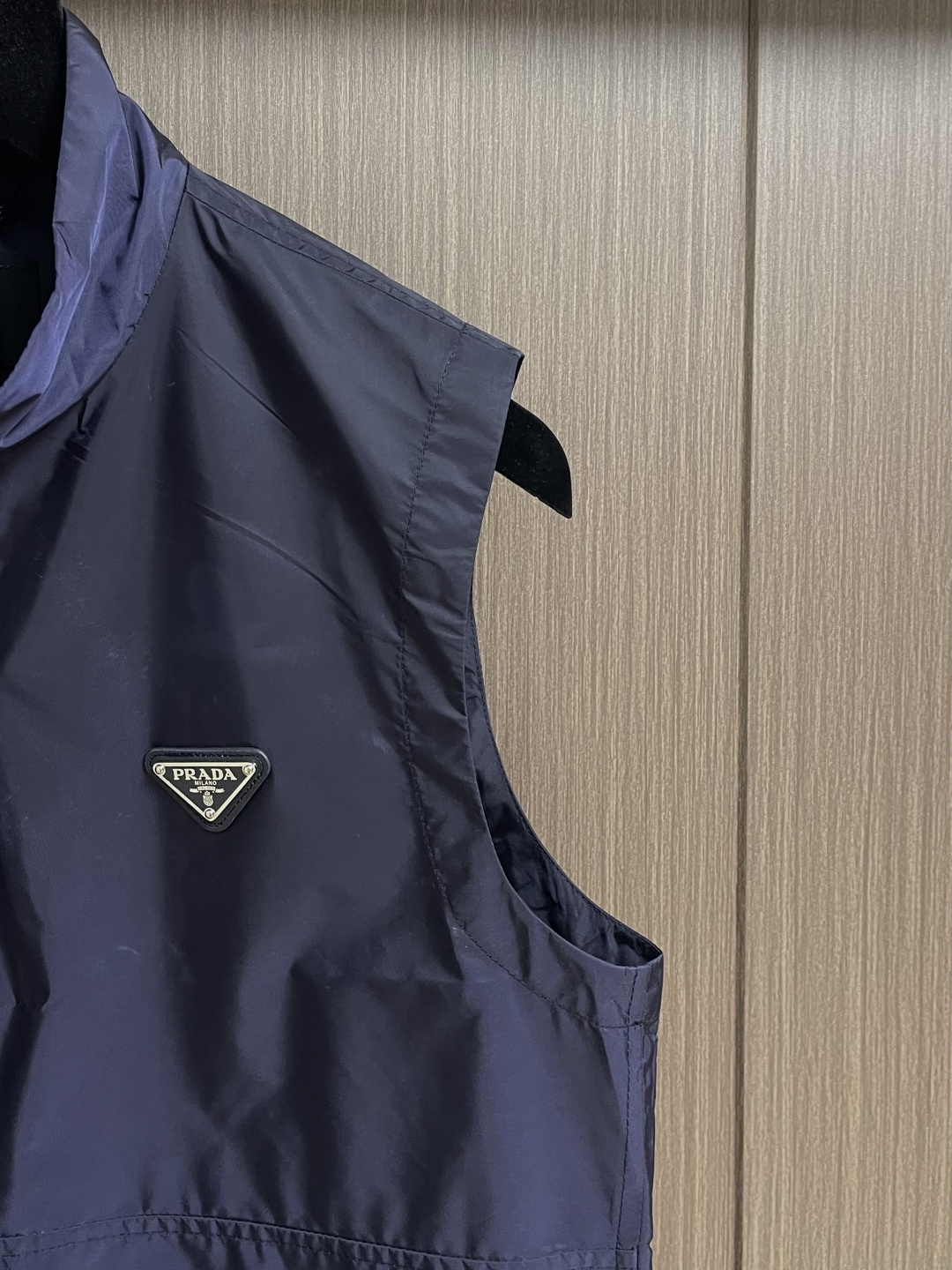 Prada 2026SS早春新品男士轻奢立领马甲，三季通穿的百搭神衣！精选高端科技面料，垂坠挺括不软塌，