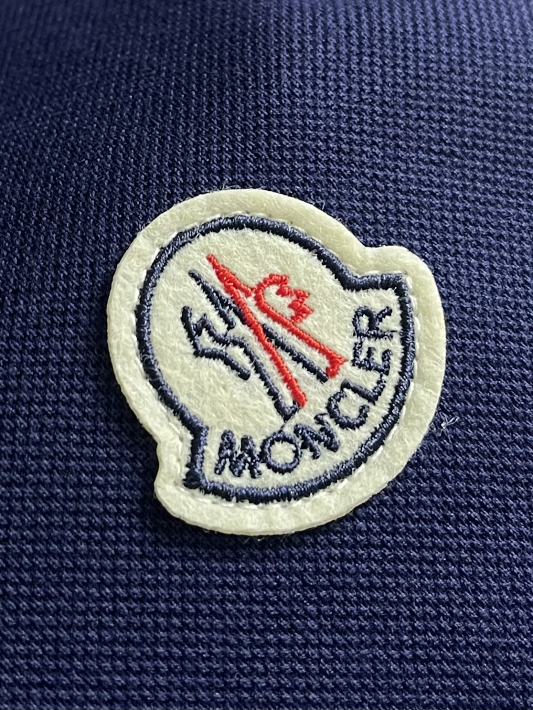 moncler 2026ss春夏新款短袖POLO！ 合体的剪裁 胸口饰以徽标点缀 让整体更具细节感 合体