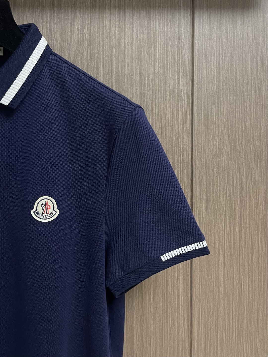 moncler 2026ss春夏新款短袖POLO！ 合体的剪裁 胸口饰以徽标点缀 让整体更具细节感 合体