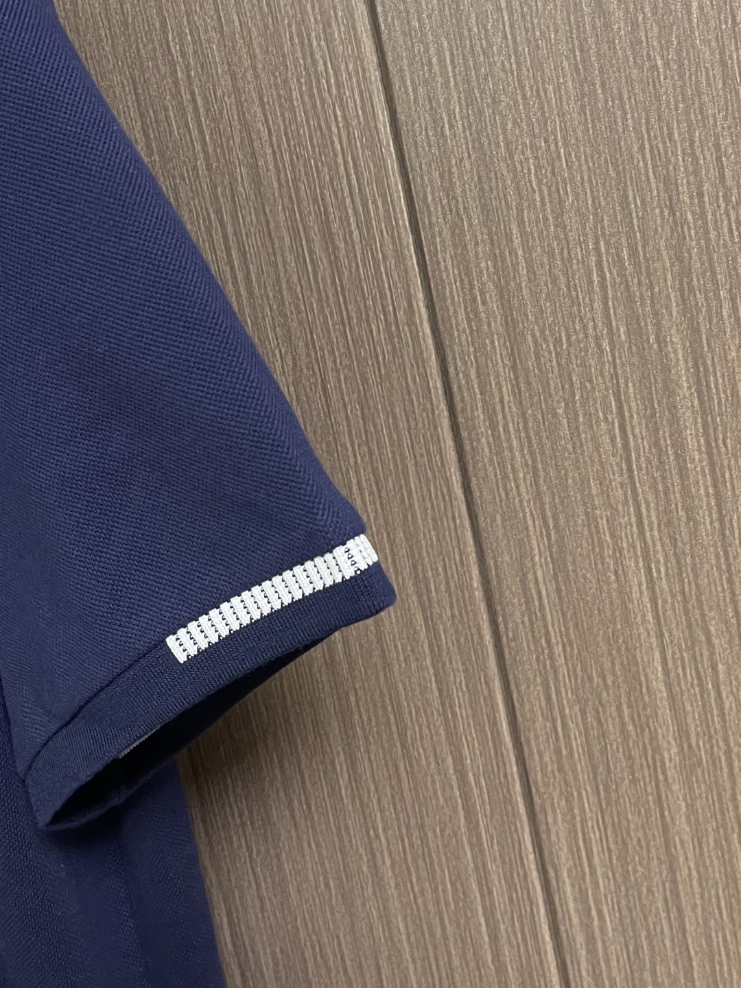 moncler 2026ss春夏新款短袖POLO！ 合体的剪裁 胸口饰以徽标点缀 让整体更具细节感 合体